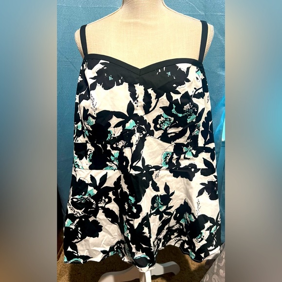 Torrid NWT dress top with blue flowers sz 5 - Picture 1 of 5
